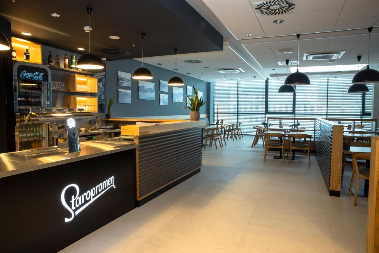 Vsetín Hotel Smetanova מראה חיצוני תמונה