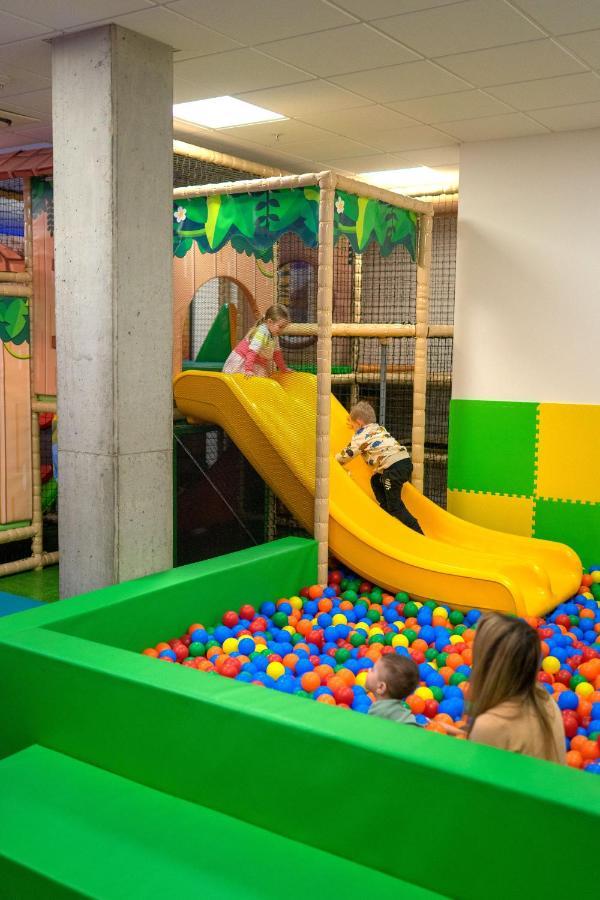 Vsetín Hotel Smetanova מראה חיצוני תמונה