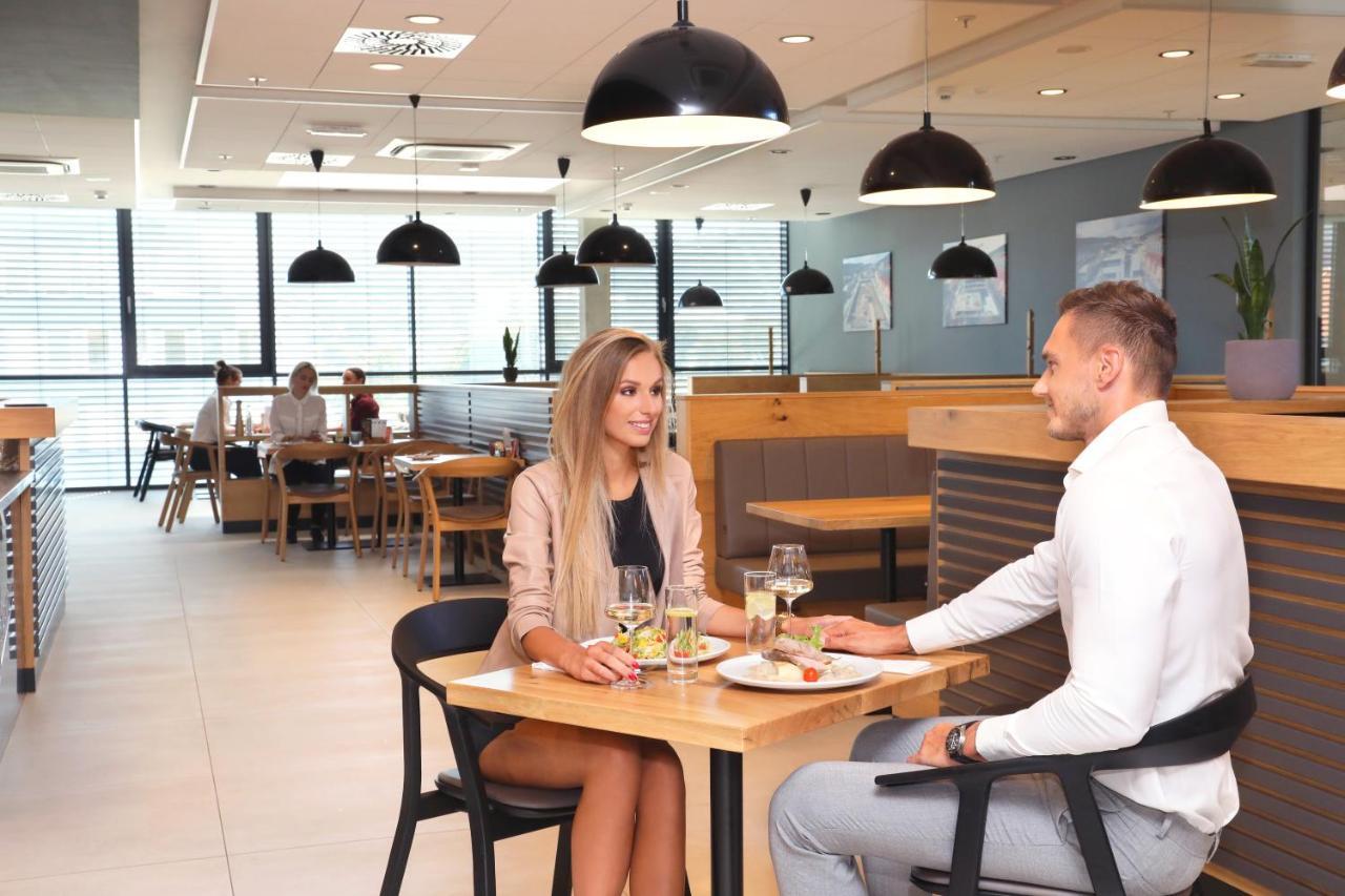 Vsetín Hotel Smetanova מראה חיצוני תמונה